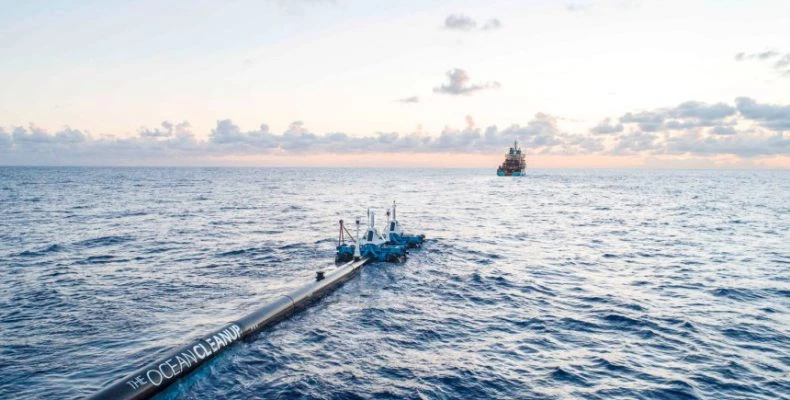 Υπάρχει ελπίδα: Γιγάντιος σωλήνας «καθαρίζει» τους ωκεανούς από τα πλαστικά (εικόνες)